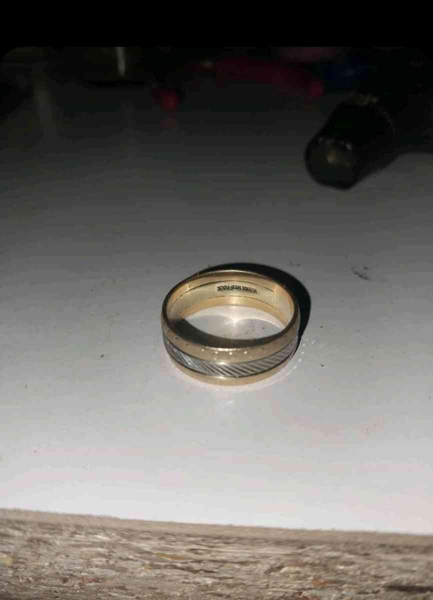 14k Yellow and white gold wedding band - Elwood, Indiana - FleaMarketBay