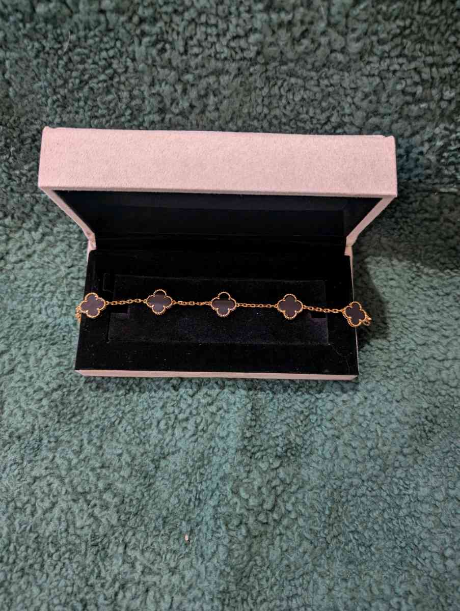 VCA 18k pvd black onyx and gold clover bracelet - Las Vegas, Nevada - FleaMarketBay