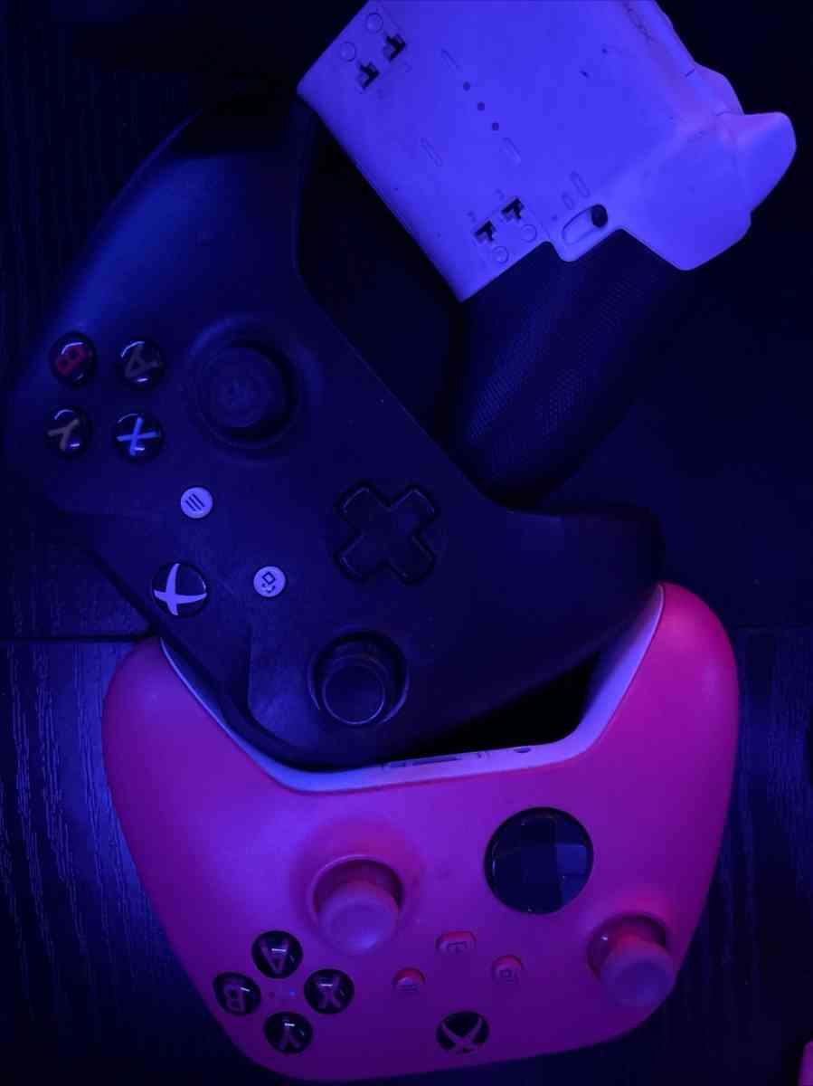 Xbox Controllers - Addieville, Illinois - FleaMarketBay