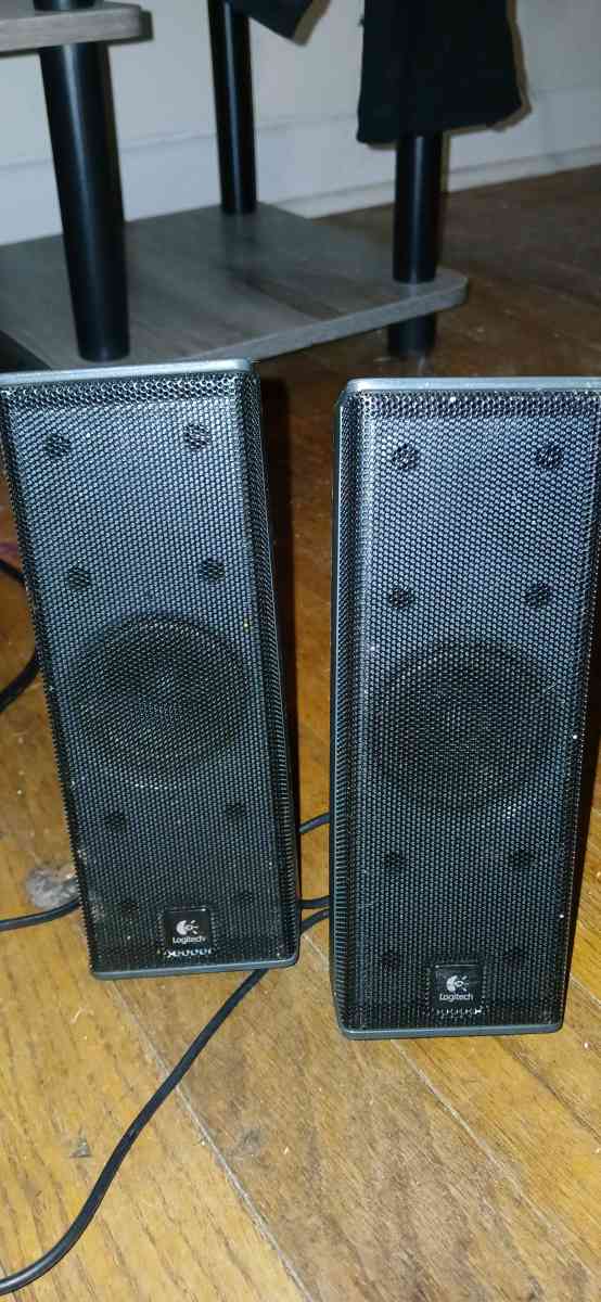Logitech speakers and subwofer set - Bennettsville, South Carolina - FleaMarketBay