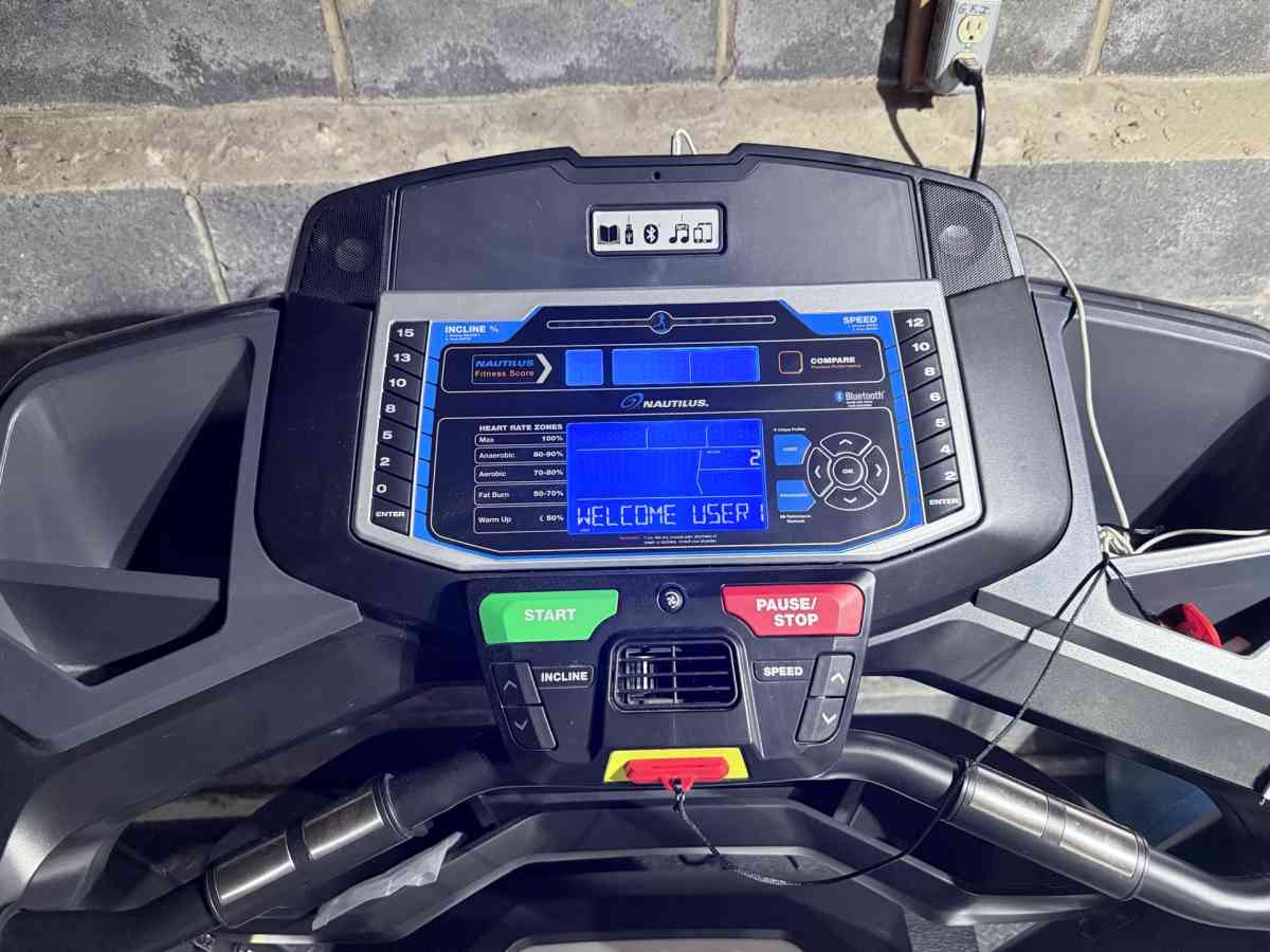 utilus T616 Folding Treadmill  Excellent Condition Barely Us - Middlesex, New Jersey - FleaMarketBay