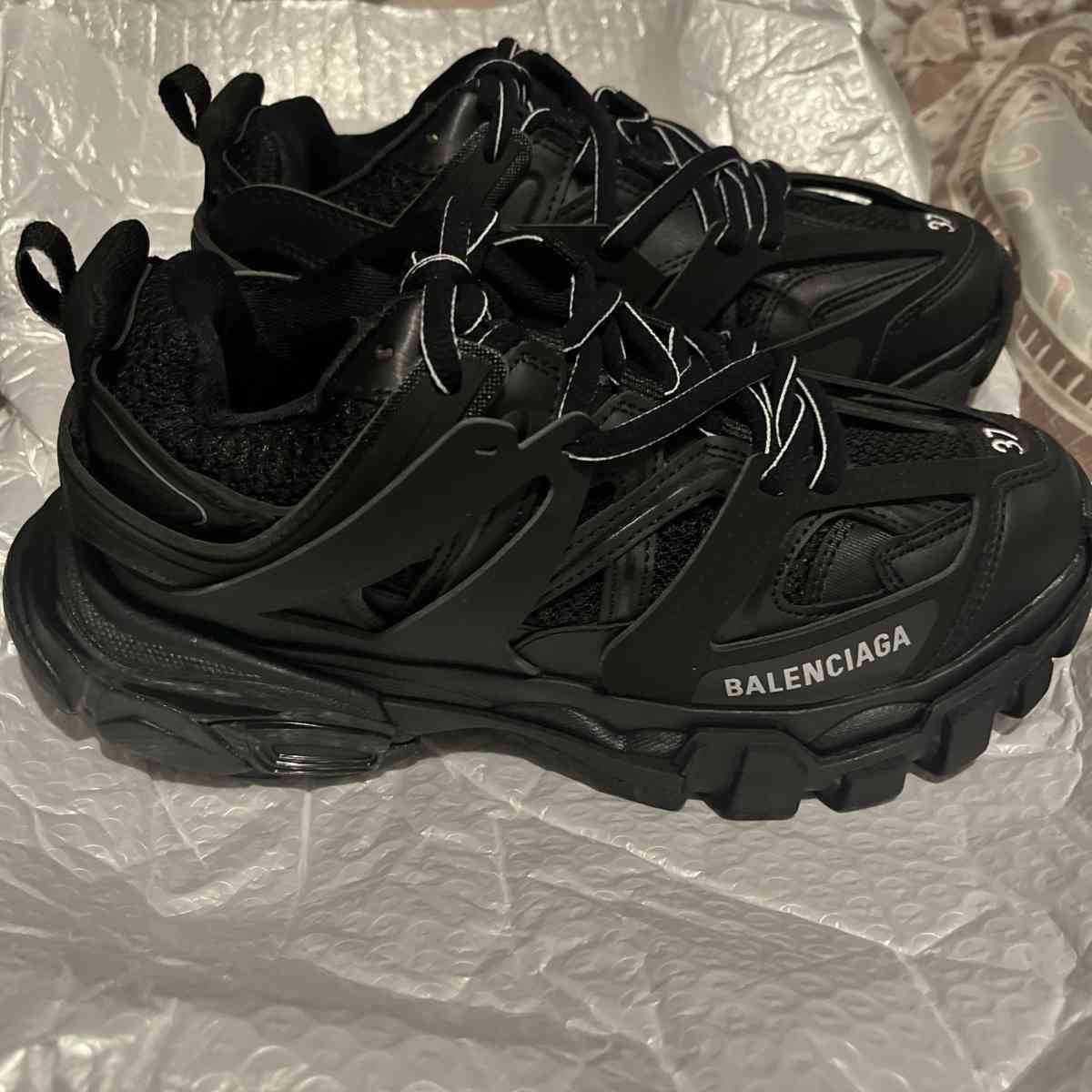 Balenciaga track - Alicia, Arkansas - FleaMarketBay