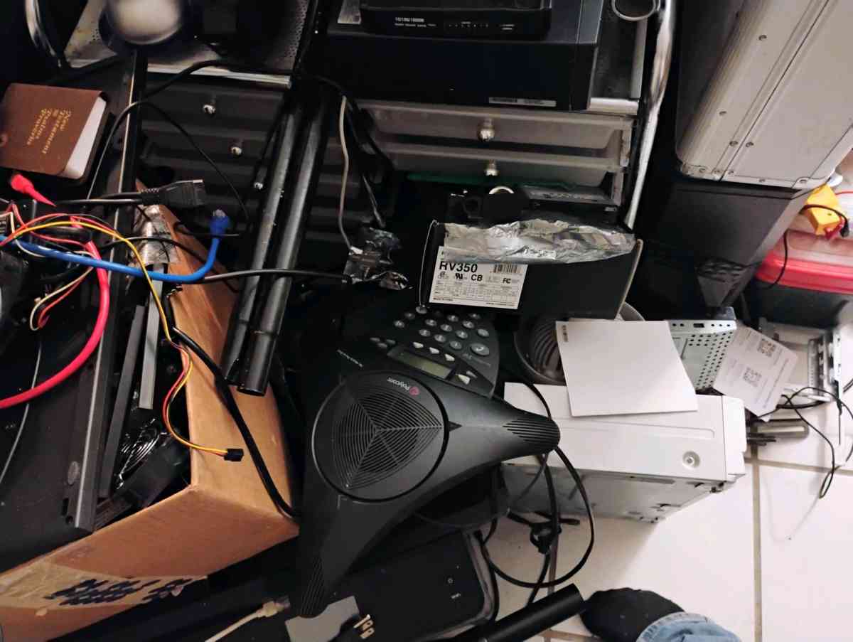 LOT Of Enterprise computer equipment - Springfield, Missouri - FleaMarketBay