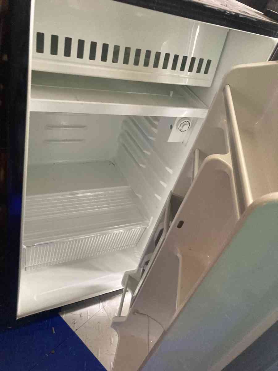 Mini Fridge - Essington, Pennsylvania - FleaMarketBay
