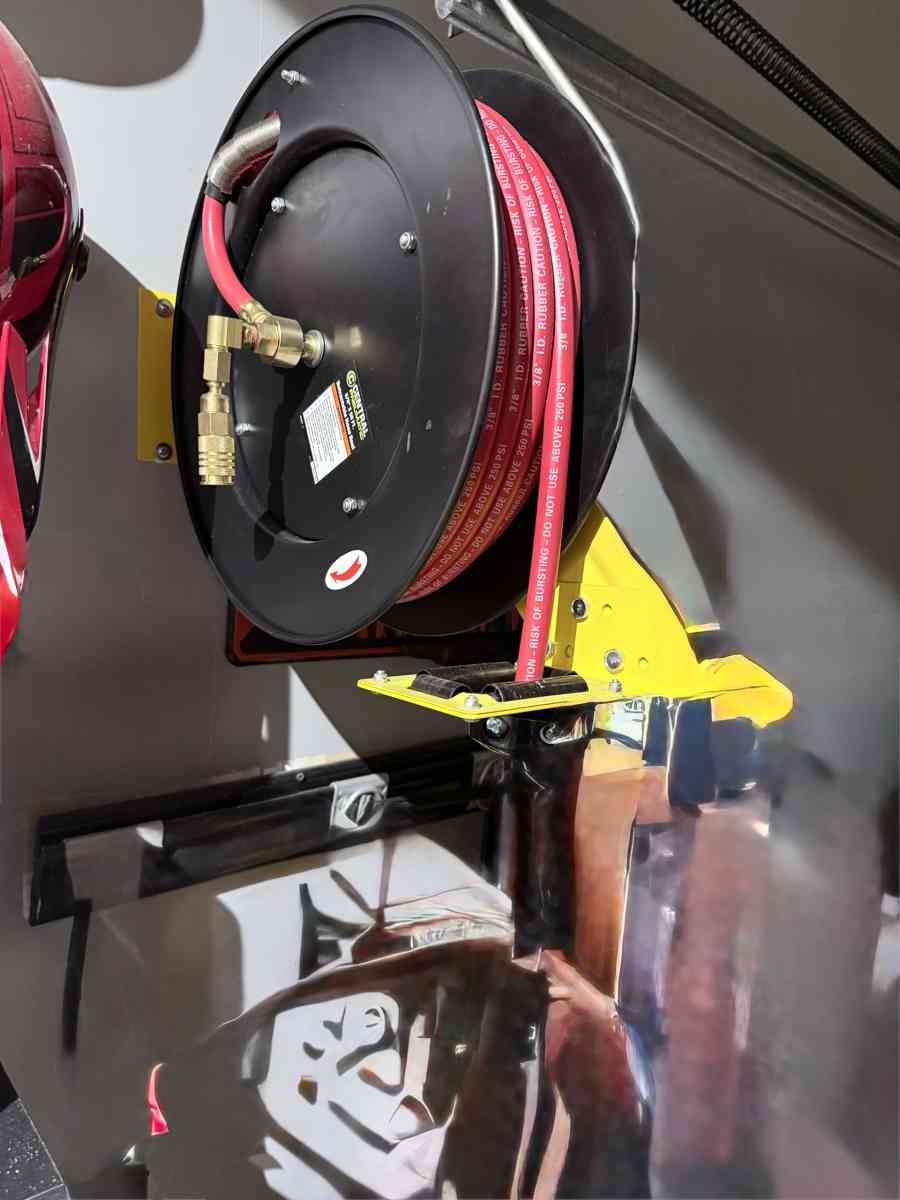 McGraw 21 Gallon 175 PSI Vertical Air Compressor  Retractabl - Middlesex, New Jersey