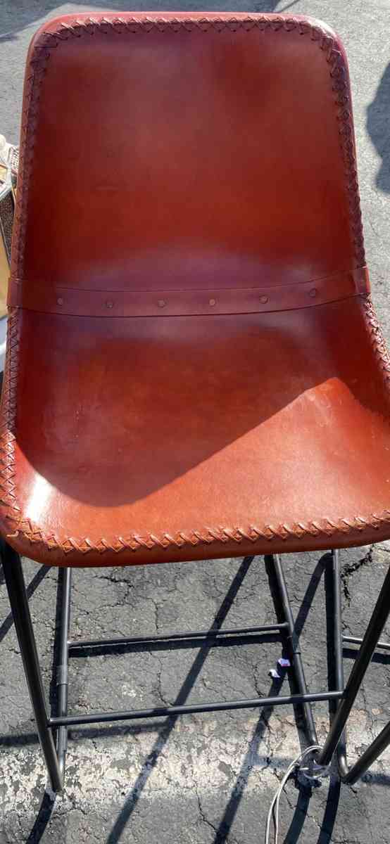 A pair Leader Bar stools - Adelanto, California - FleaMarketBay