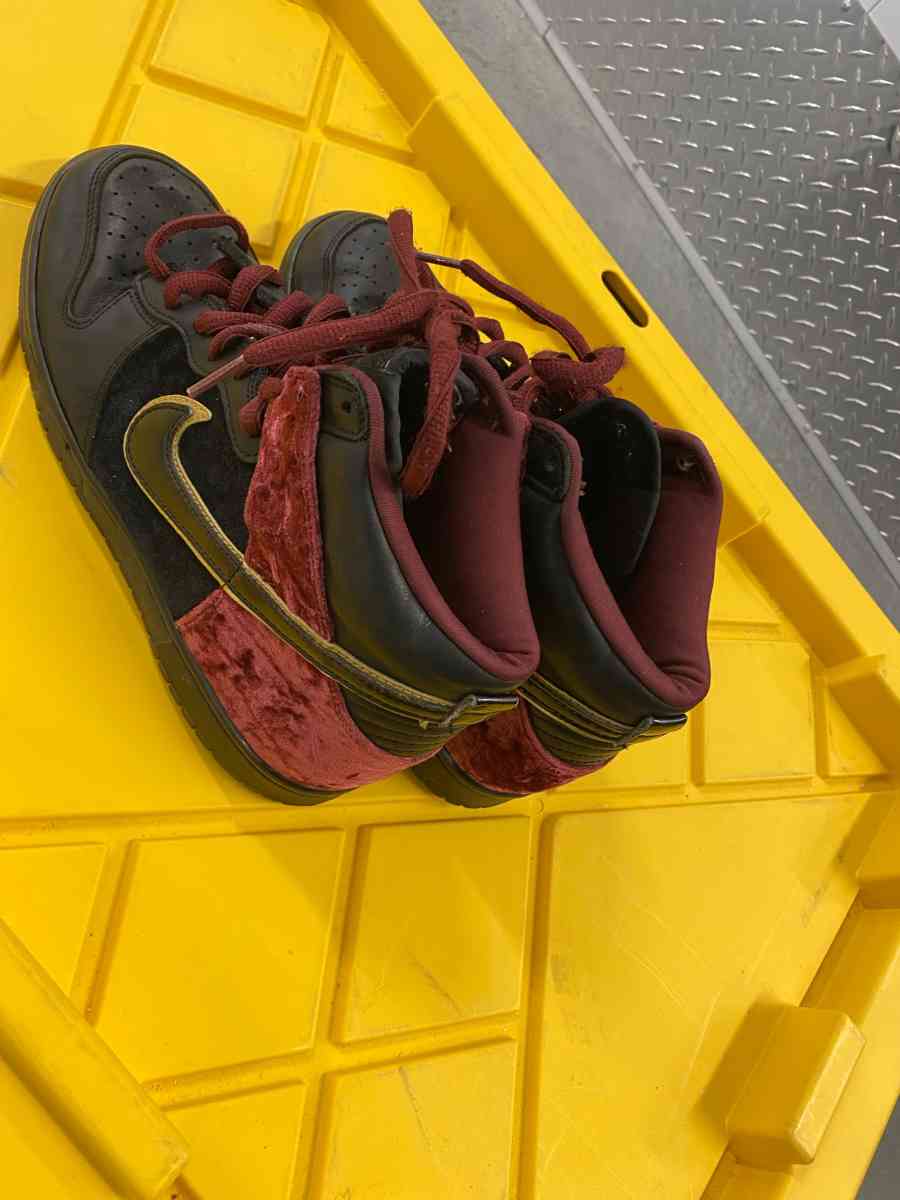Nike dunks size9 bloody red velvet - Adelanto, California - FleaMarketBay