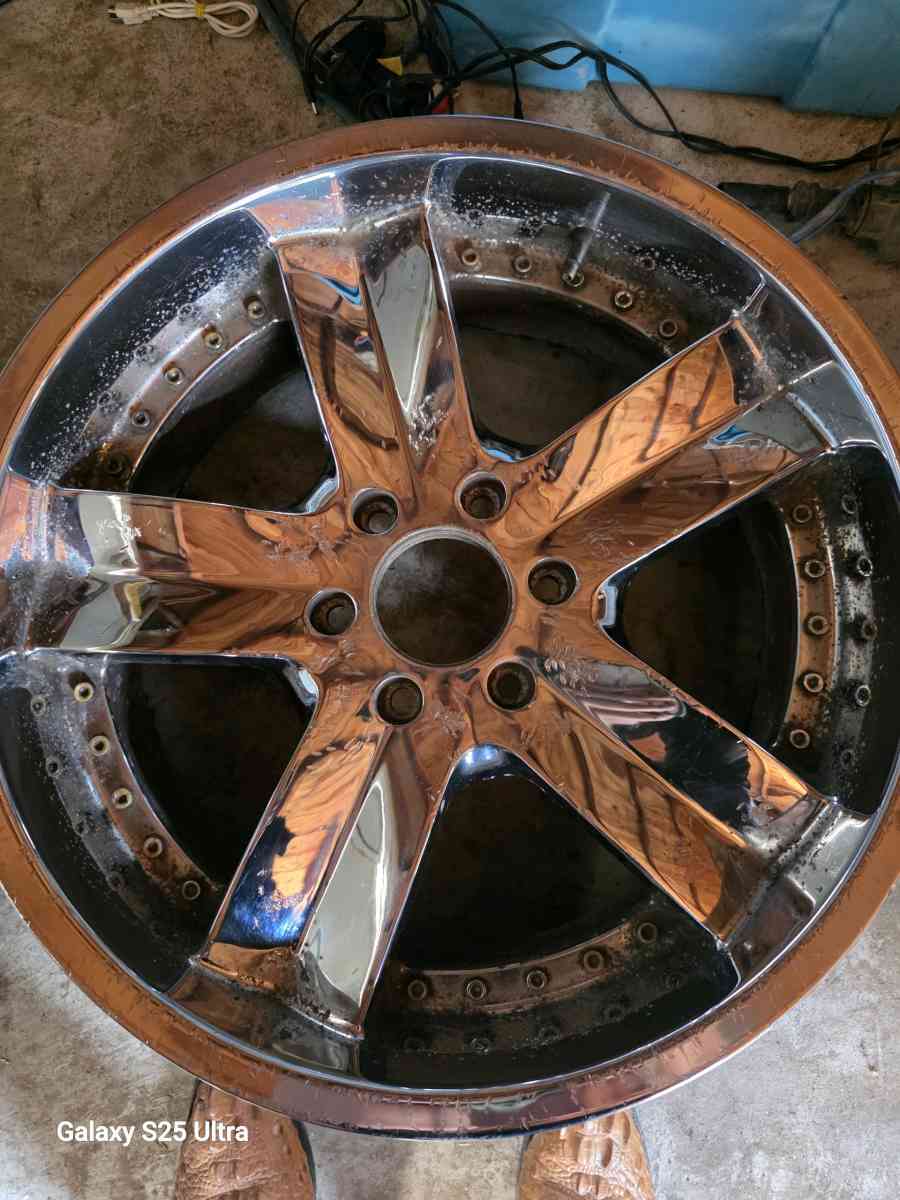 20 in chrome rims 1 of them is a little scraped but working - San Angelo, Texas - FleaMarketBay