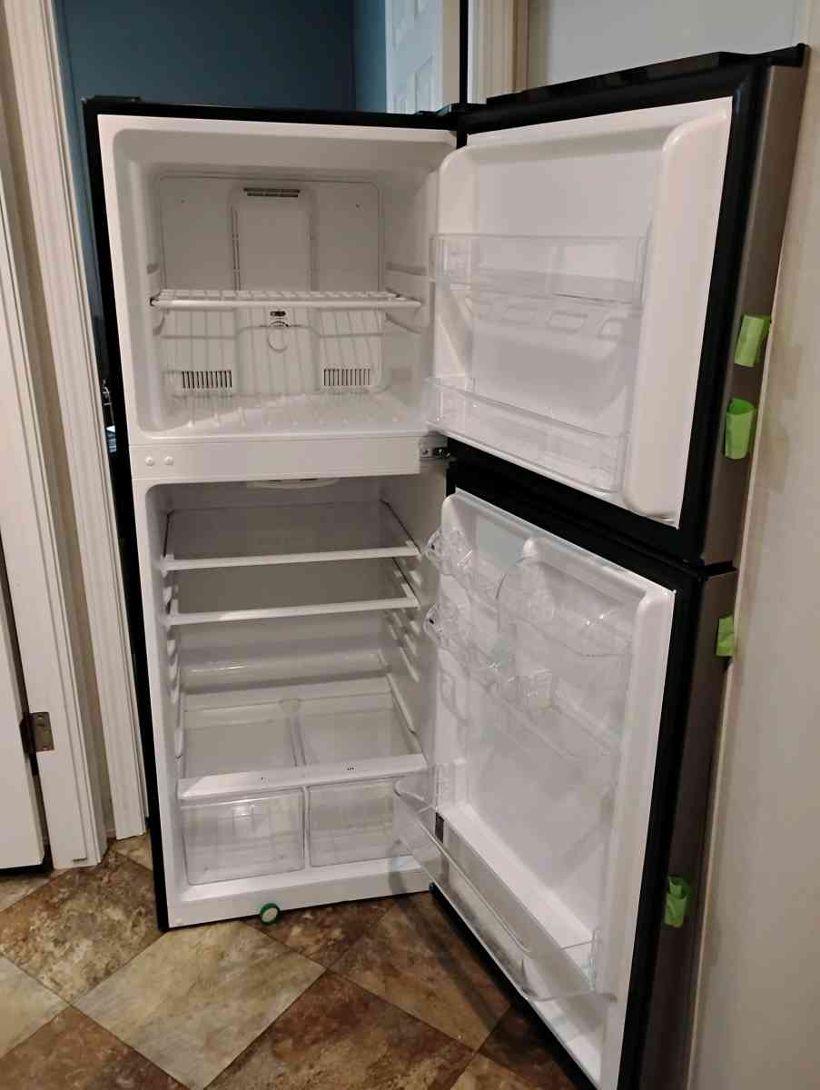 refrigerator - Holly, Michigan - FleaMarketBay