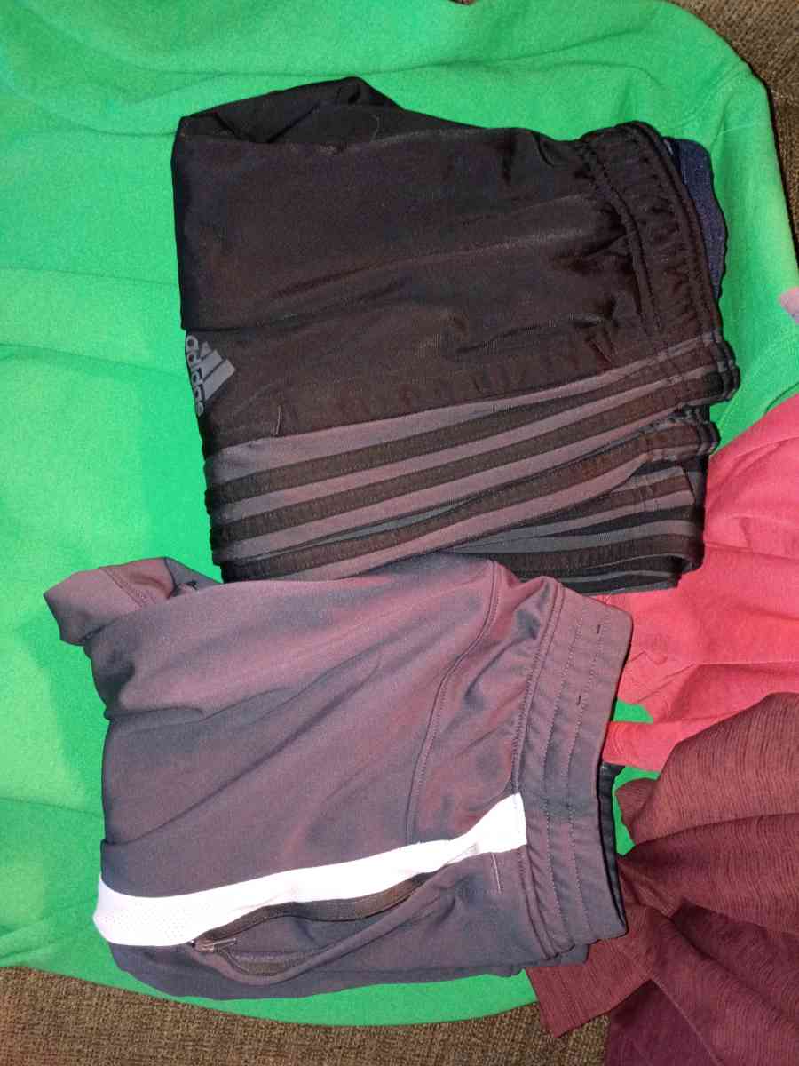 Lots Of Teen Boys and Mens Cloths - Columbia, Missouri - FleaMarketBay