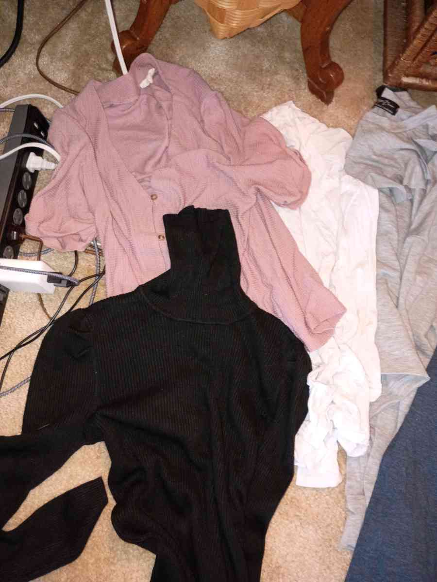 Tons OF Womans Cloths Sizes Very - Columbia, Missouri - FleaMarketBay