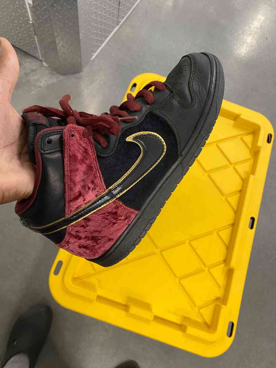 Nike dunks size9 bloody red velvet - Adelanto, California - FleaMarketBay