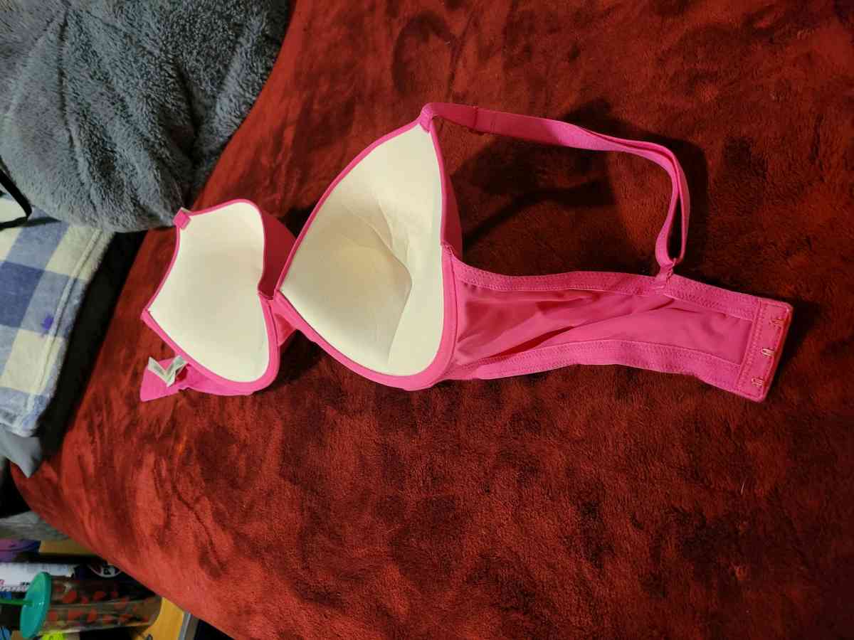 Victoria secret pink extreme push up bras - Le Center, Minnesota - FleaMarketBay