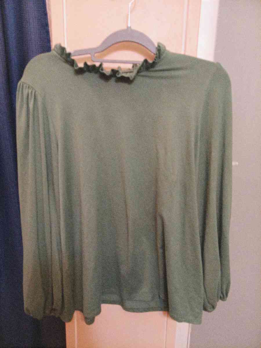 Womans Green Shirt - Carbondale, Illinois - FleaMarketBay