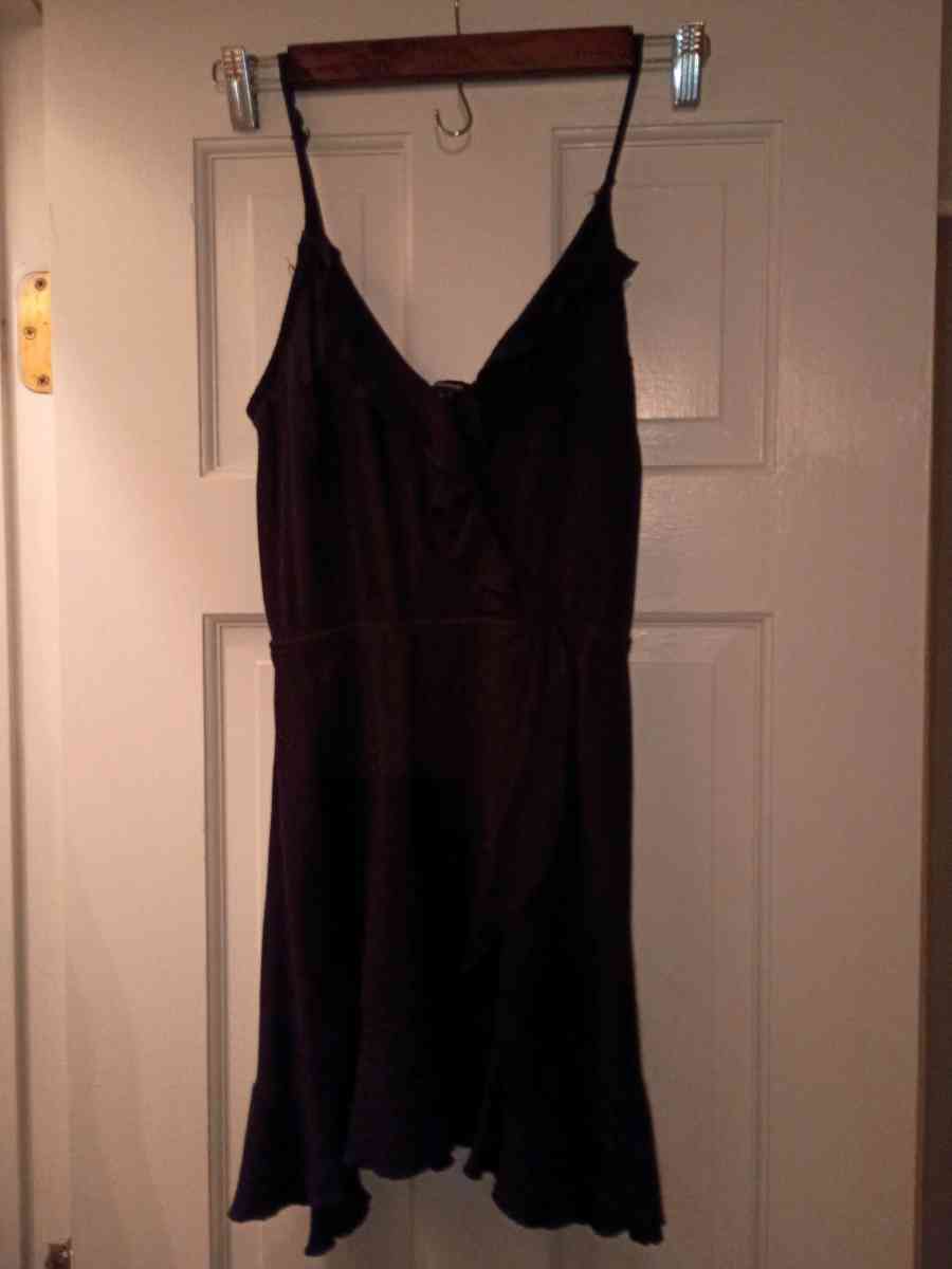 FAIRLY Worn Smaller Womens Cloths - Columbia, Missouri - FleaMarketBay