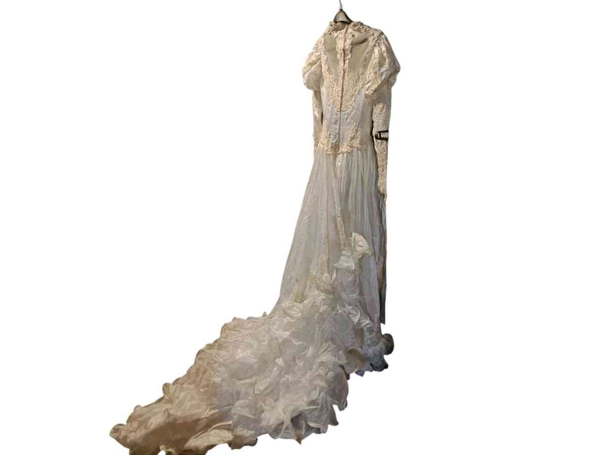 Vintage Wedding Dress Gown Lace US Union Made Average Fit Lo - Alicia, Arkansas - FleaMarketBay