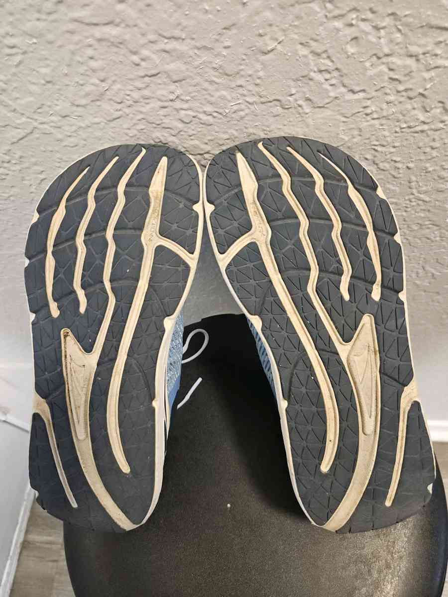 Altra Paradigm 7 Sneakers - Tulsa, Oklahoma - FleaMarketBay