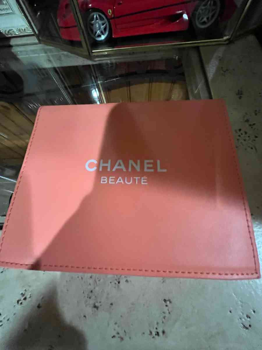womens Chanel hand bag - Freeburg, Pennsylvania - FleaMarketBay