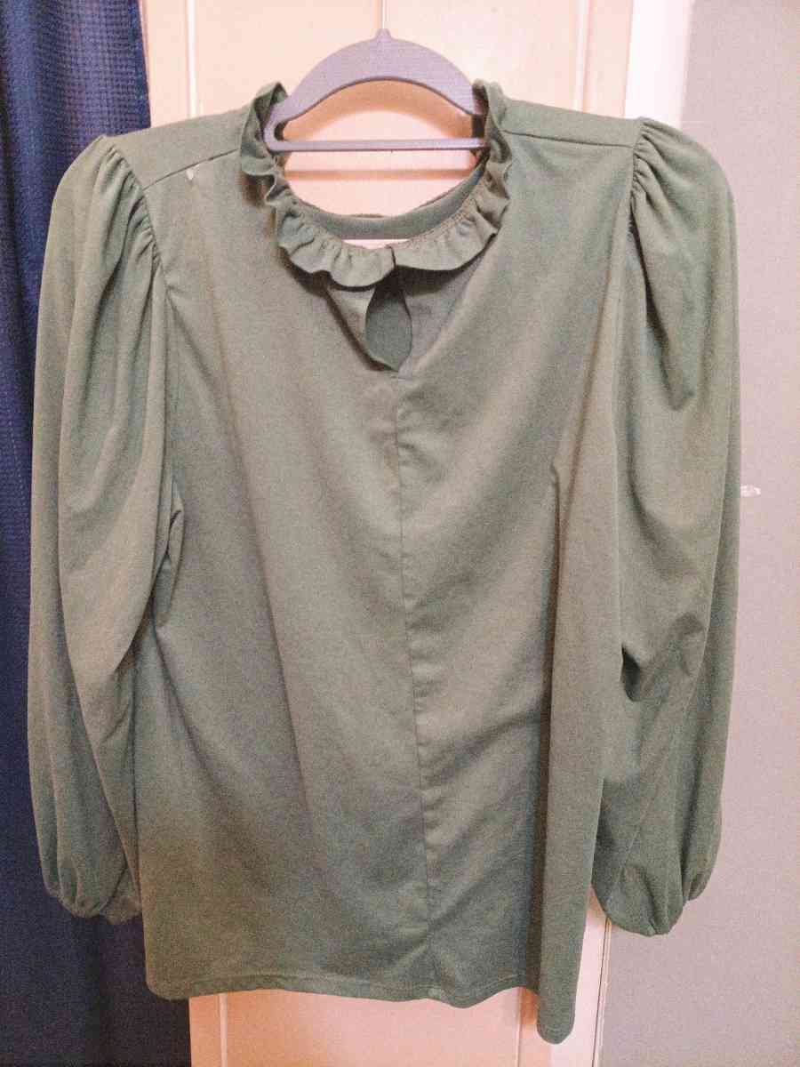 Womans Green Shirt - Carbondale, Illinois - FleaMarketBay