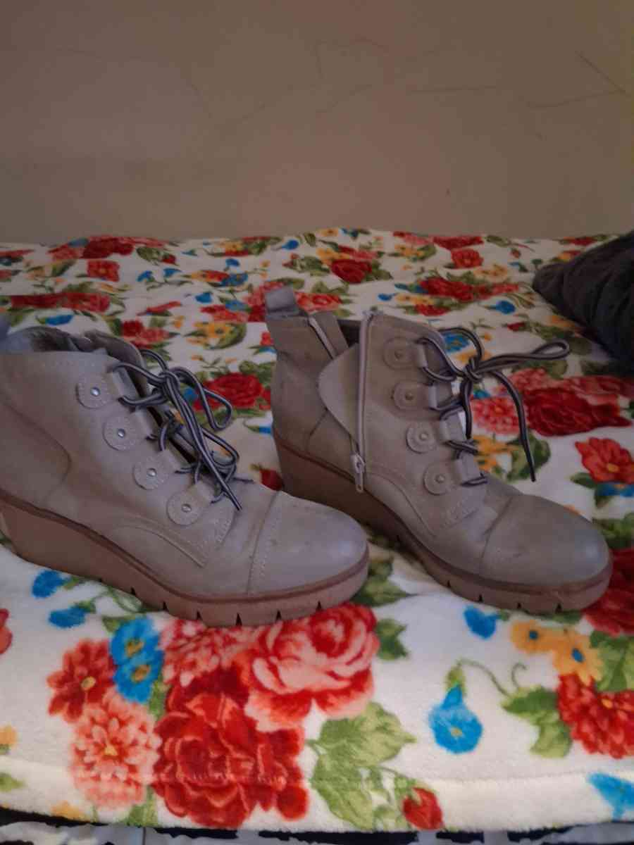 Mia Grant Gray Suede Wedge Boots - Manchester, New Hampshire - FleaMarketBay