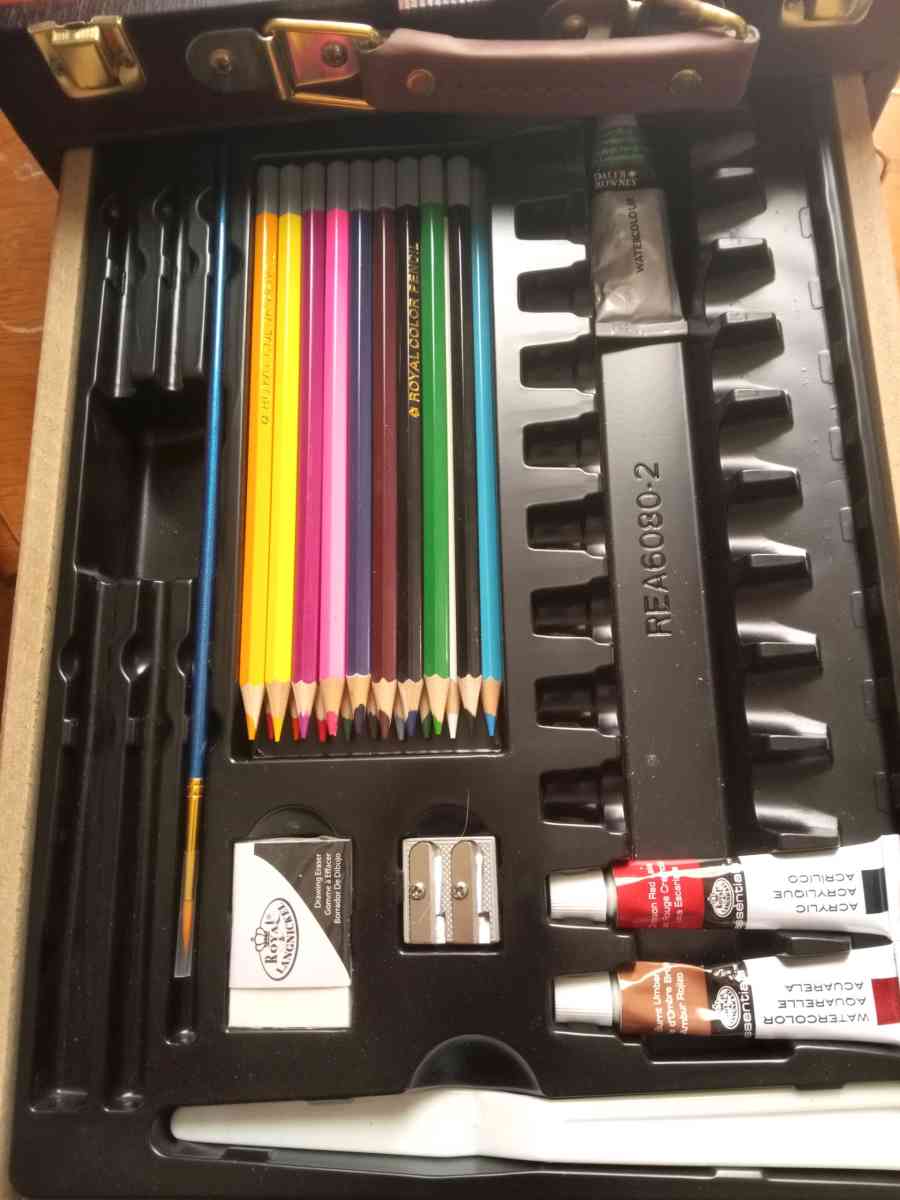 Travel easel complete with supplies - Dayton, Ohio - FleaMarketBay