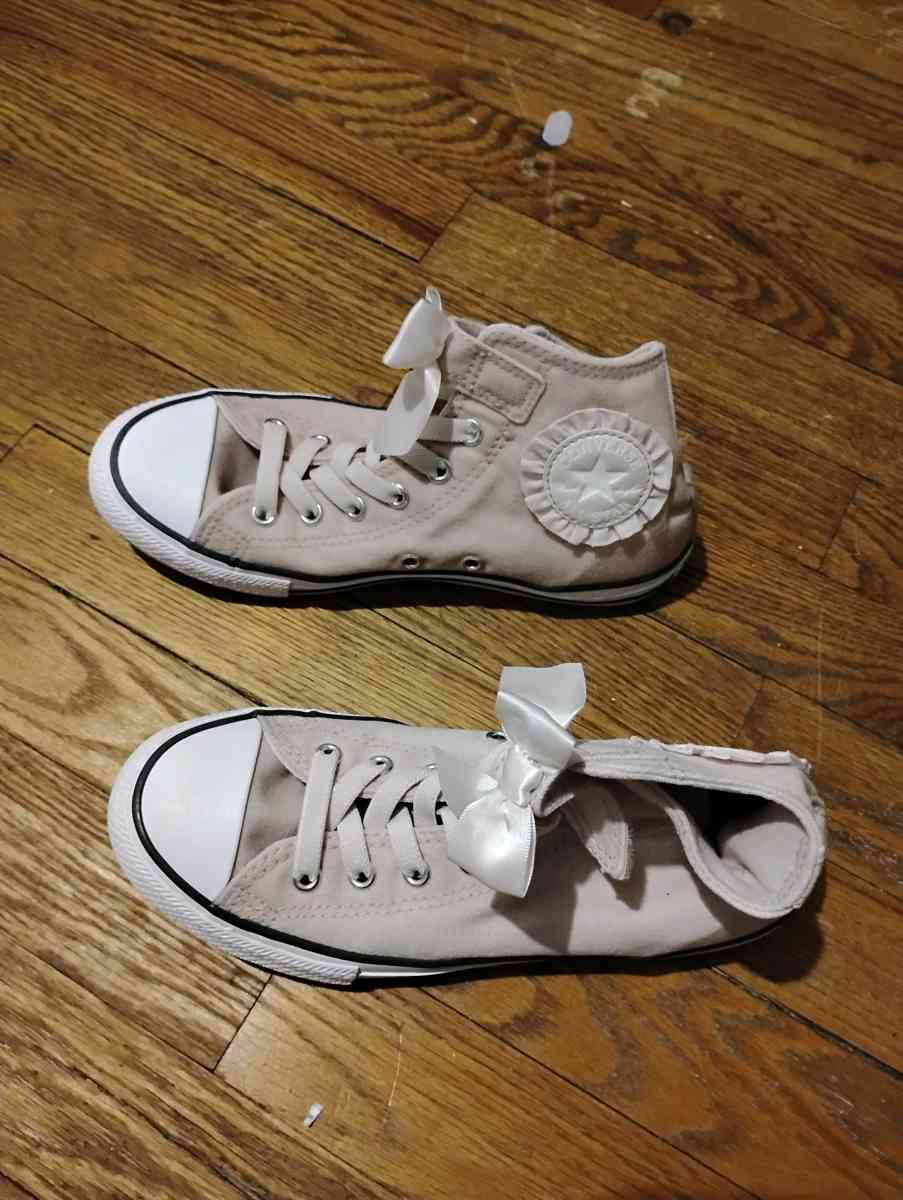 pink converse Chuck Taylor with a bow tie - Dayton, Ohio - FleaMarketBay