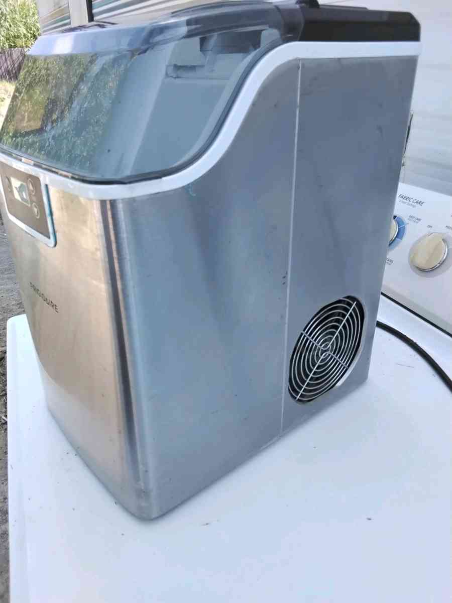 ICE MAKER - League City, Texas