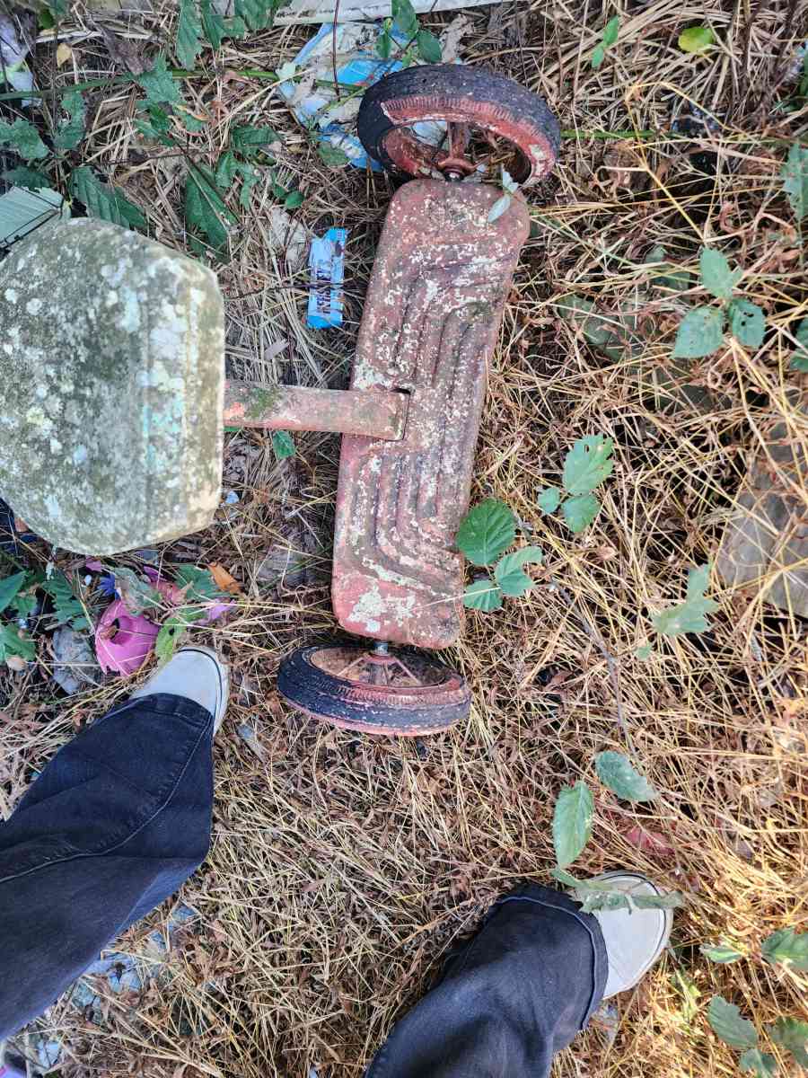 2 antique tricycles all metal - Arab, Alabama