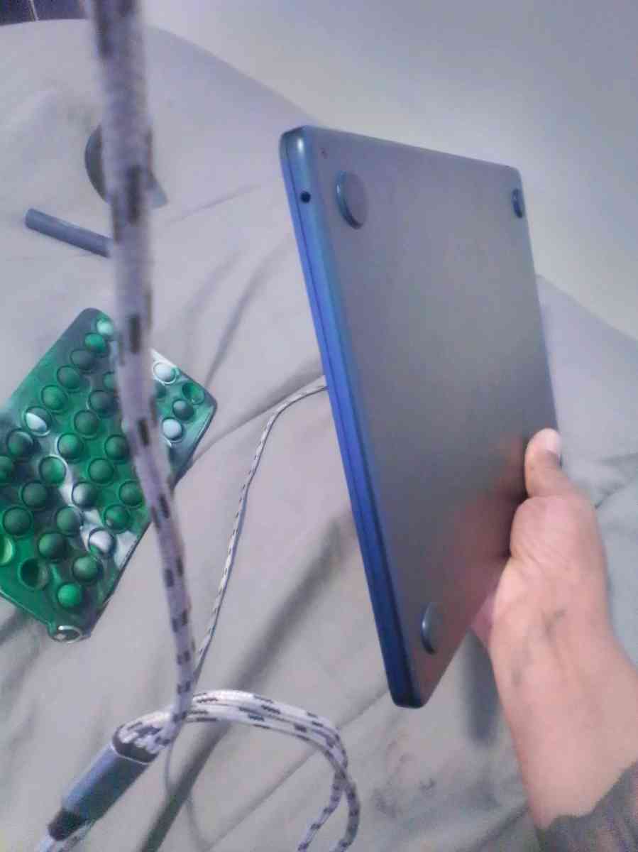 MACBOOK AIR 2025 - Bellevue, Washington - FleaMarketBay