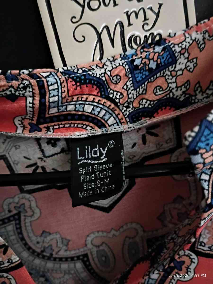 3 quarter length sleeves shirt - Hudson, Florida - FleaMarketBay