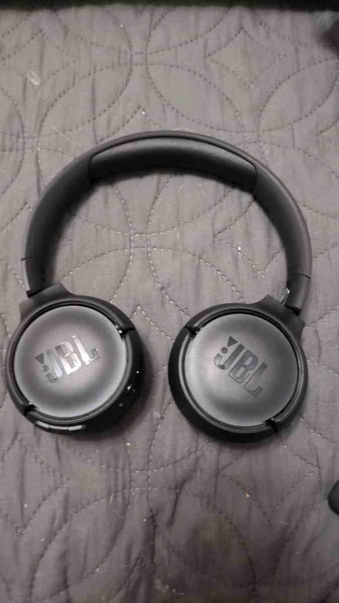 jbl headphone and two smart watches - Sherman, Texas - FleaMarketBay