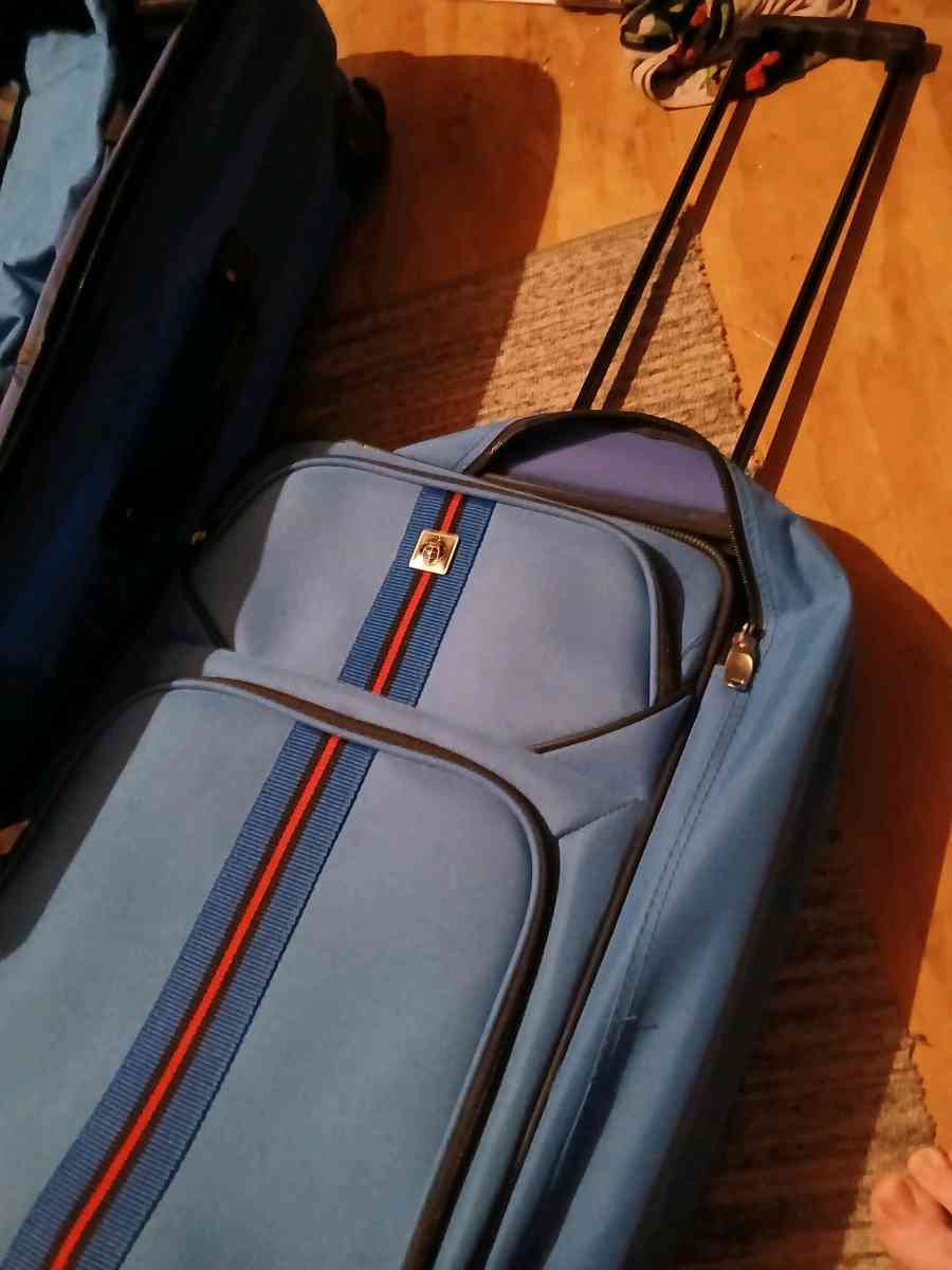 5 peice luggage set color blue with red stripe on front - Lawrenceburg, Indiana - FleaMarketBay
