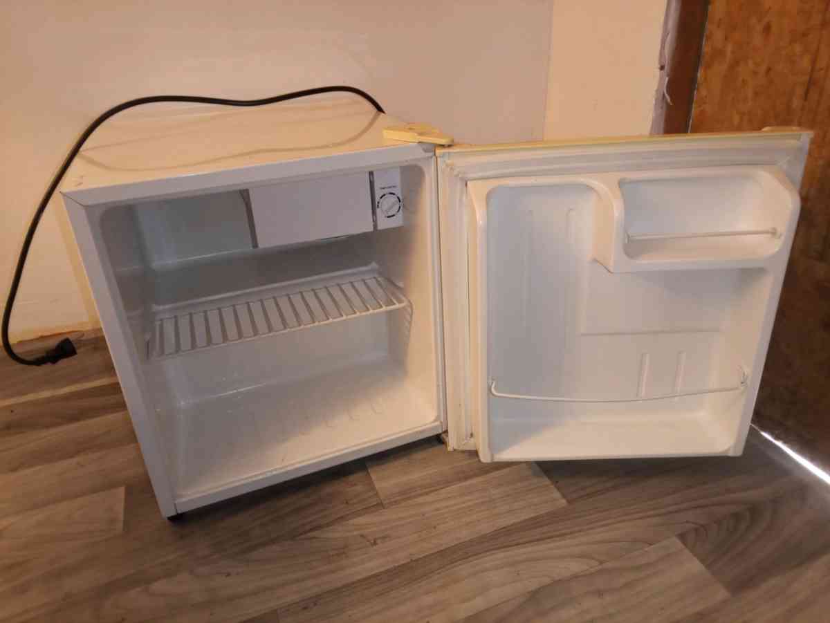 175 in 16 cu ft Mini Refrigerator in White ENERGY STAR - Fremont, California