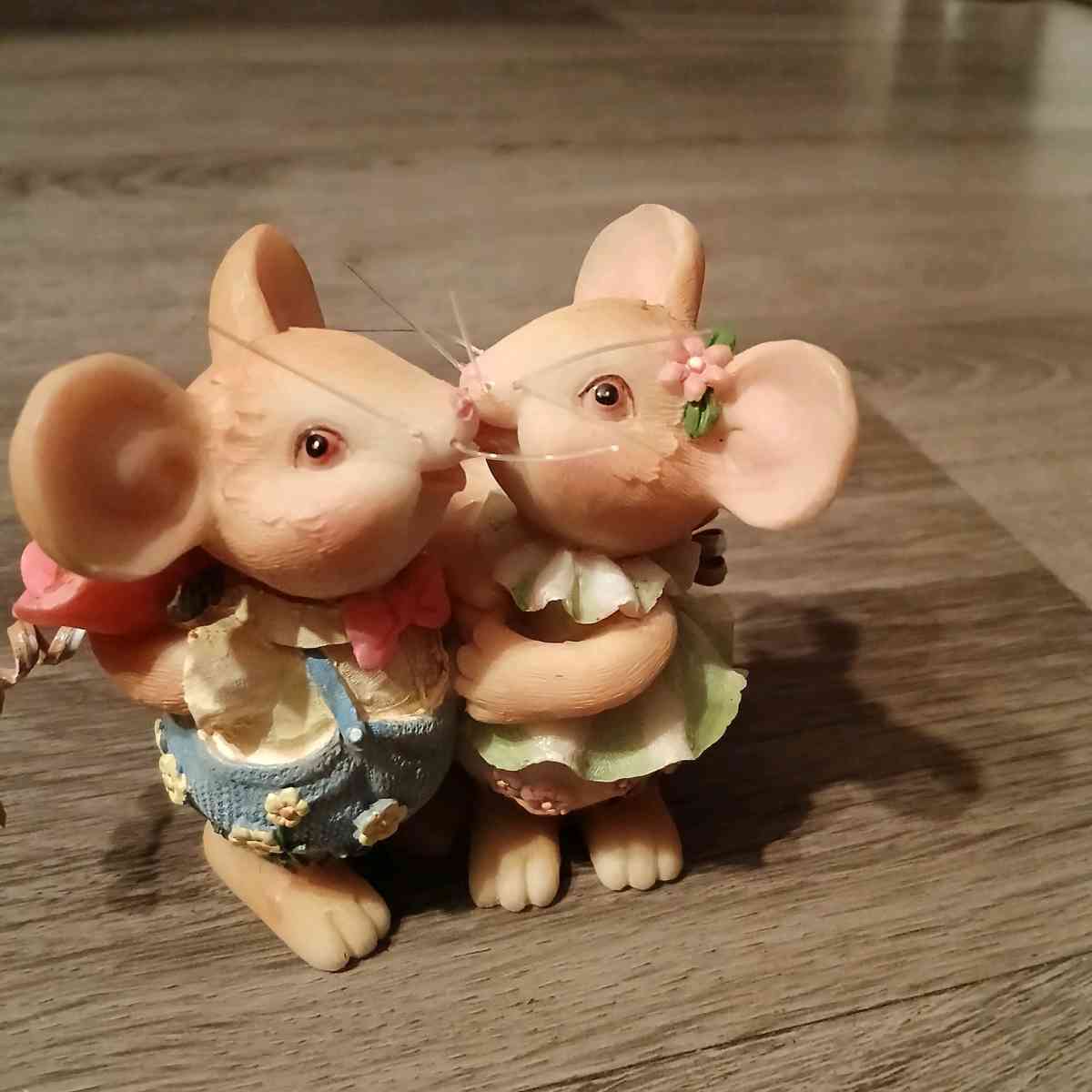 loves embrace by enesco - Addy, Washington - FleaMarketBay