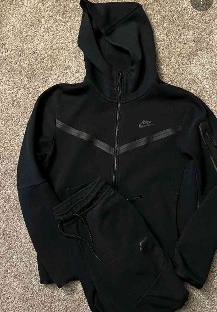 black Nike tech - Newark, New Jersey