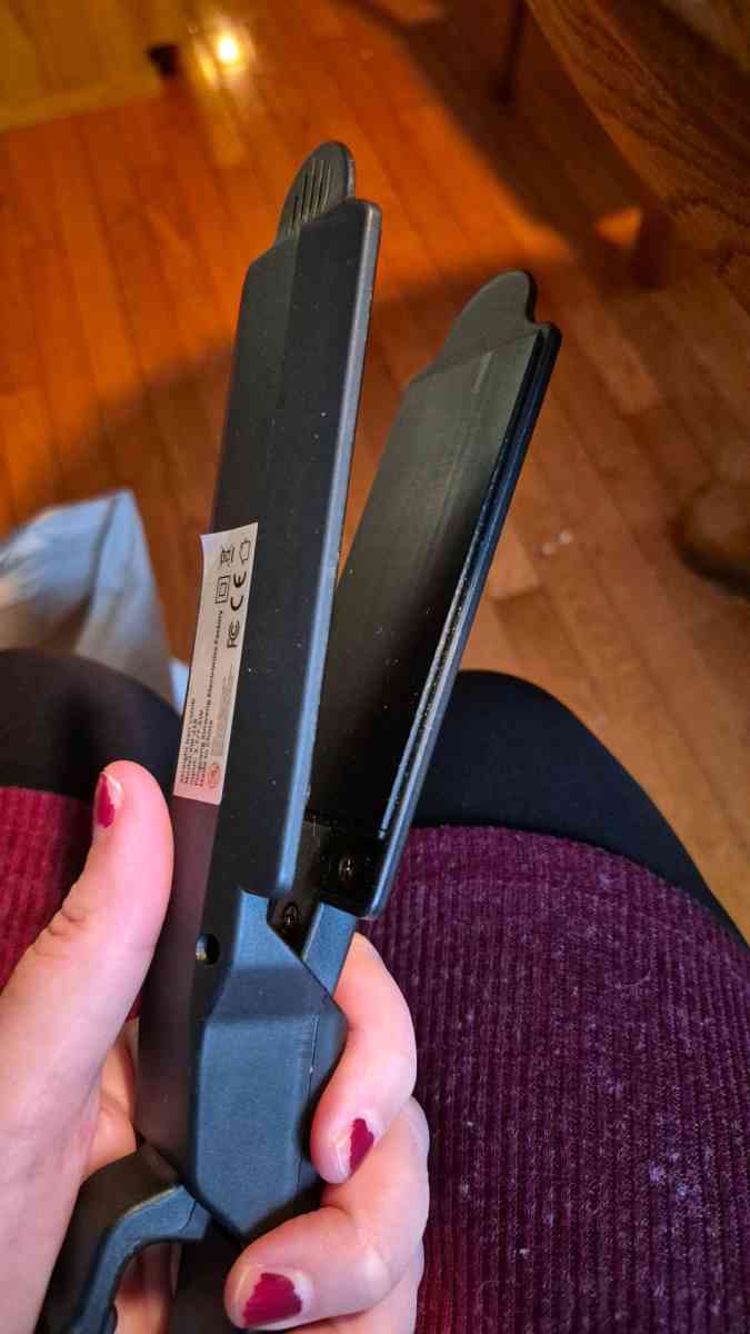 BRAND NEW WITHOUT BOX hair straightener - New Baltimore, Michigan - FleaMarketBay