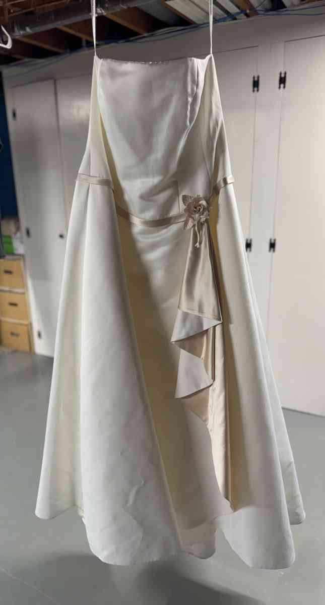 Davids Bridal wedding gown 18W - Demotte, Indiana