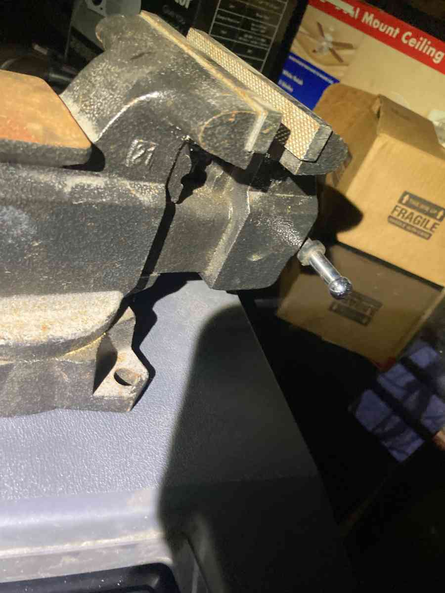 Columbian D6 HeavyDuty Swivel Base Bench Vise - Essington, Pennsylvania - FleaMarketBay