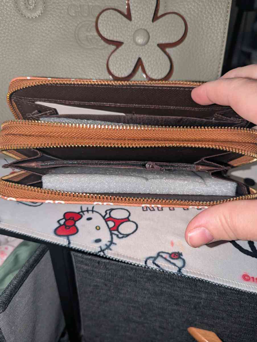 purse and wallet bundle - Addieville, Illinois - FleaMarketBay