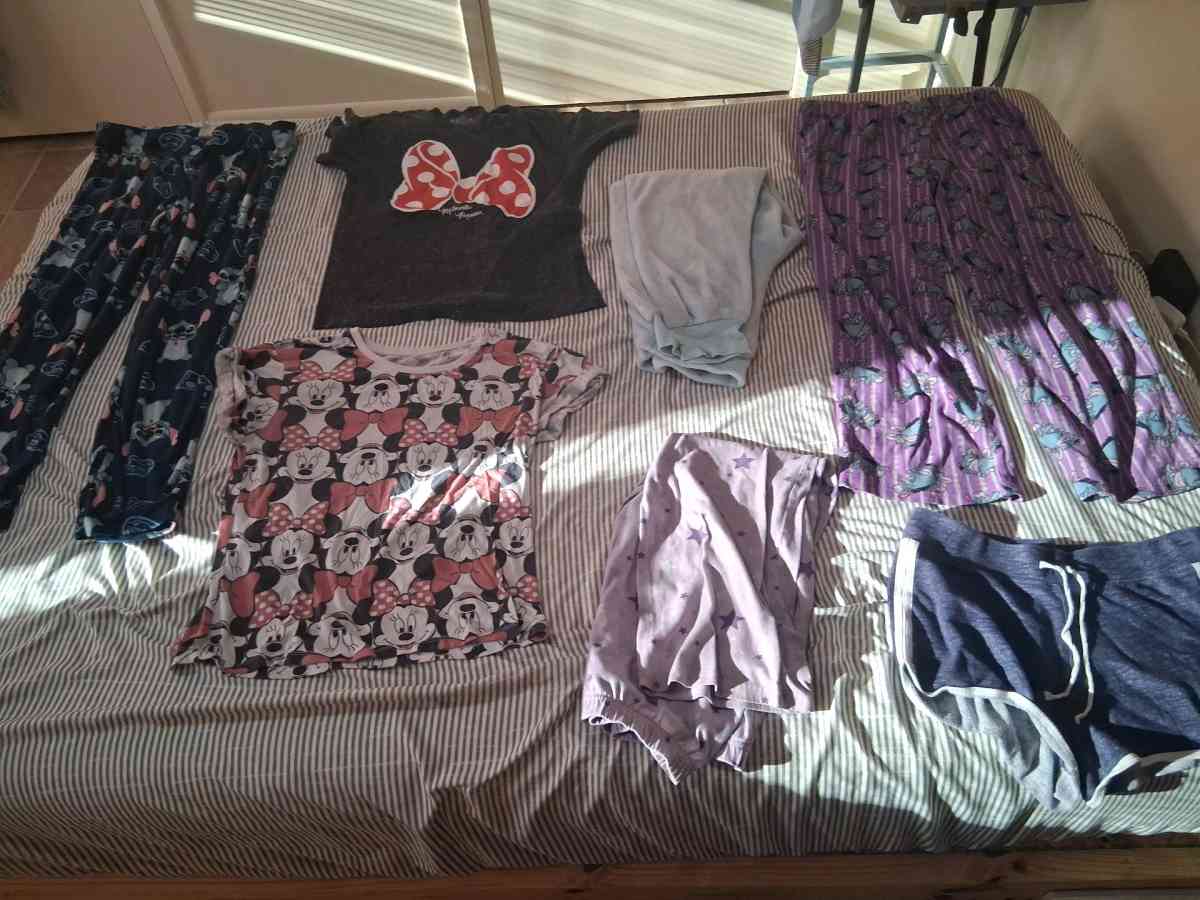 wemons Nike clothes bundle sz sm - Crystal Springs, Mississippi - FleaMarketBay