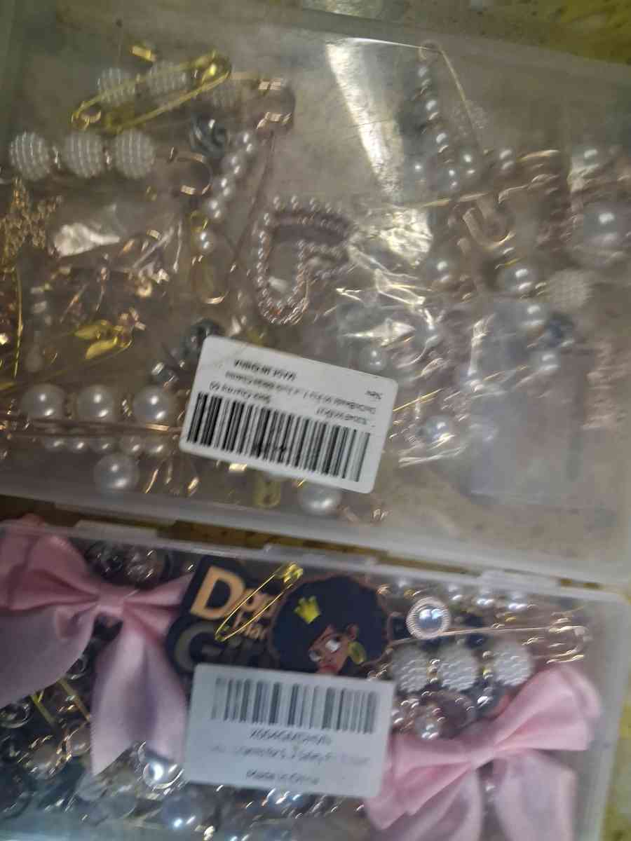 random pins and other misc accessories - Fort Worth, Texas - FleaMarketBay