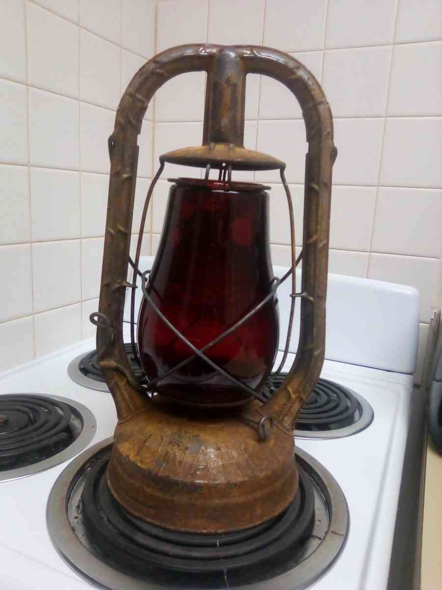 1885 monarch 15in yellow with red globe oil lamp - New Springfield, Ohio