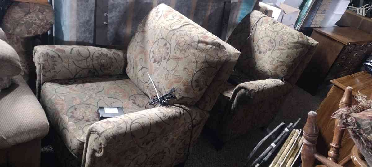 2 electric recliners - Scotland, South Dakota - FleaMarketBay