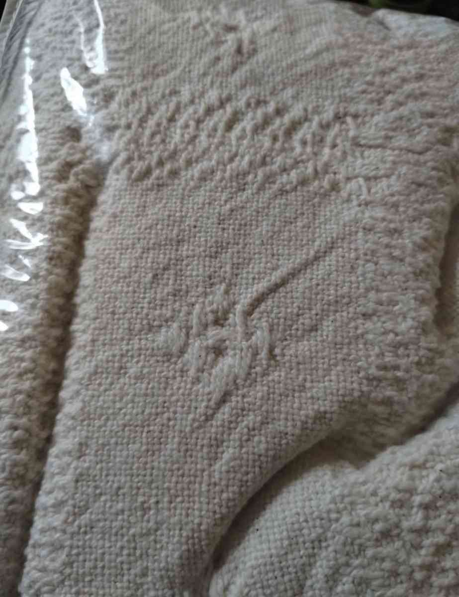 Twin size classic Elegance bed spread - Dayton, Ohio - FleaMarketBay