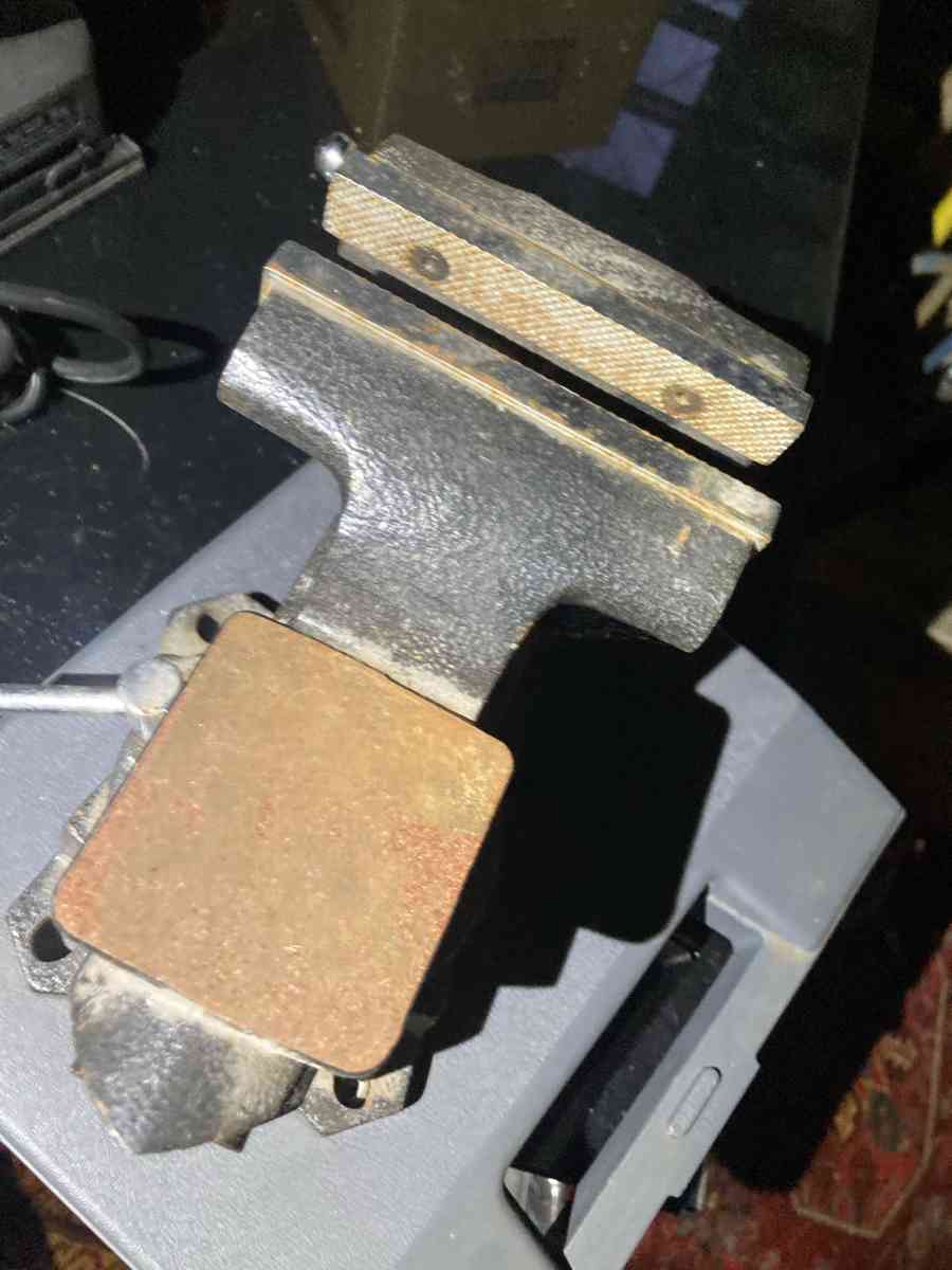 Columbian D6 HeavyDuty Swivel Base Bench Vise - Essington, Pennsylvania - FleaMarketBay