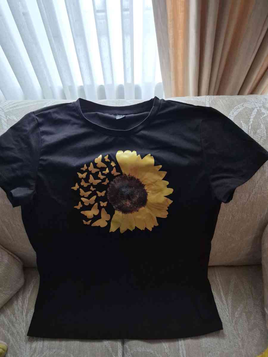 BRAND NEW  Shein shirt sunflower and butterflies size S - New Baltimore, Michigan