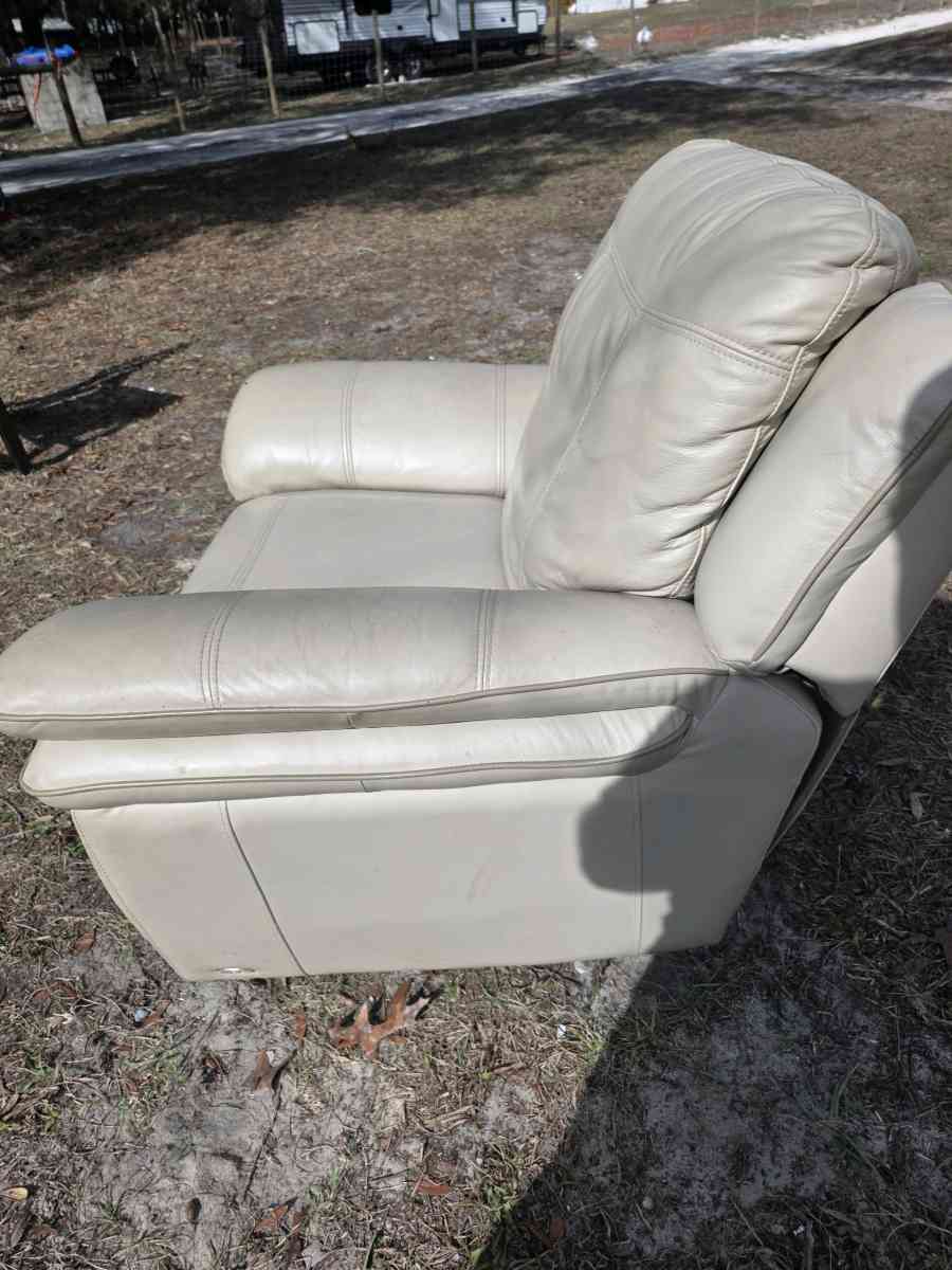 Cindy Crawford leather lounge chair - Citra, Florida - FleaMarketBay