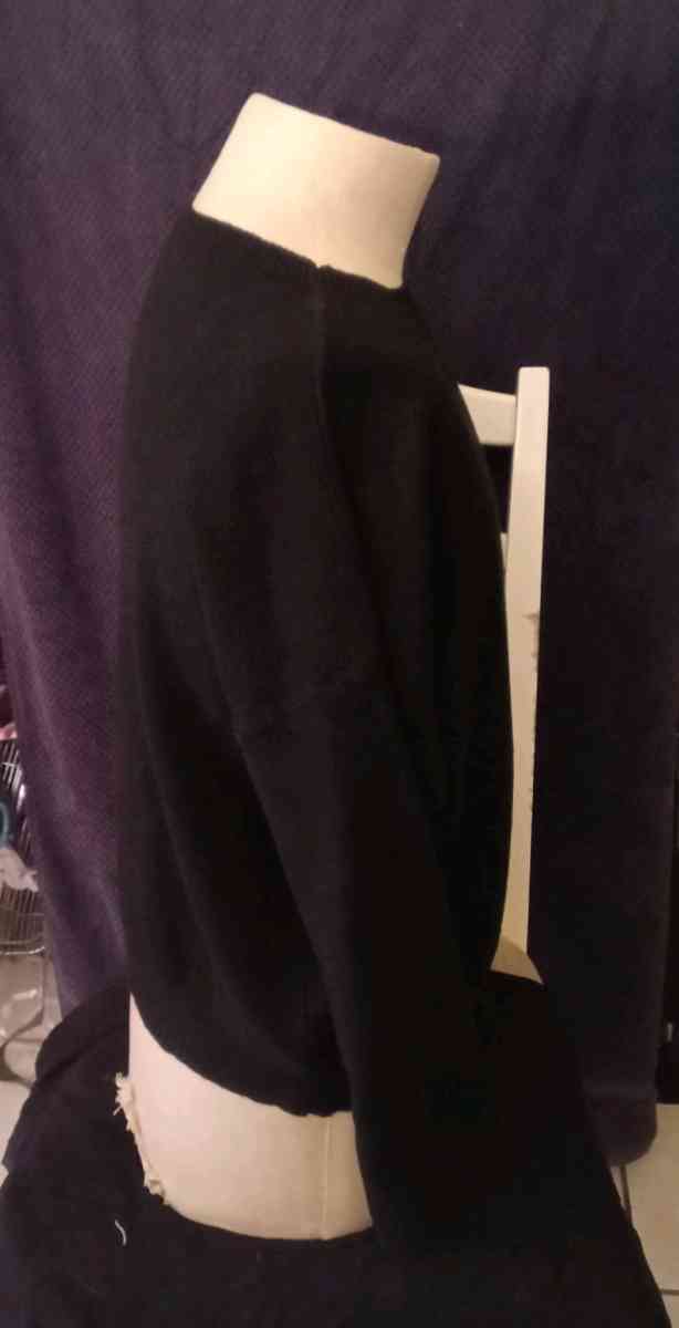 Black Cropped sweater - Los Angeles, California - FleaMarketBay