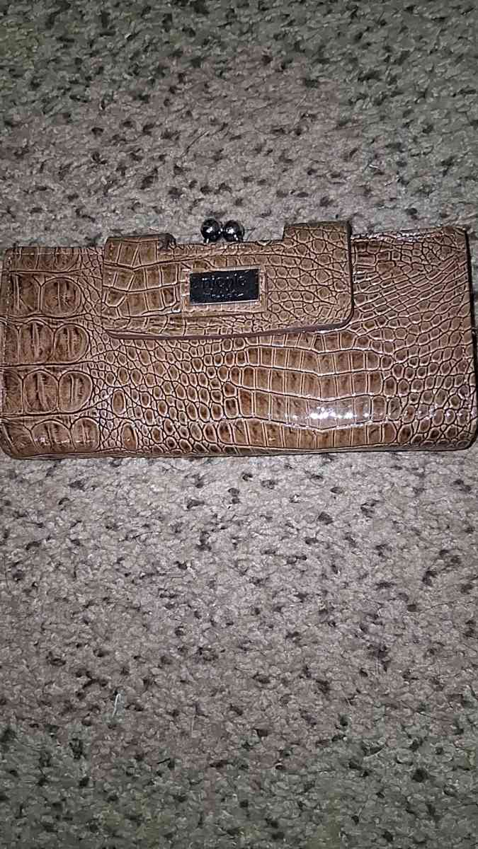 purses and wallets   i will ship and I have cashapp - Bartow, Florida - FleaMarketBay
