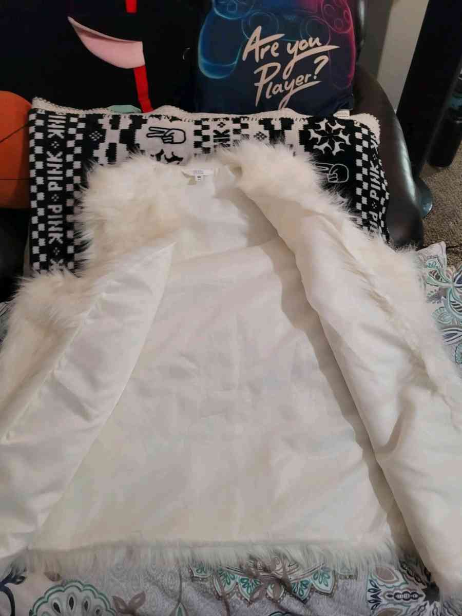 White Faux fur vest size 3x - Lexington, North Carolina - FleaMarketBay